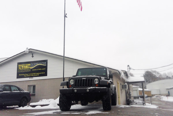 Jeep-in-snow-Christmas-2018-WIN_20181127_14_11_14_Pro